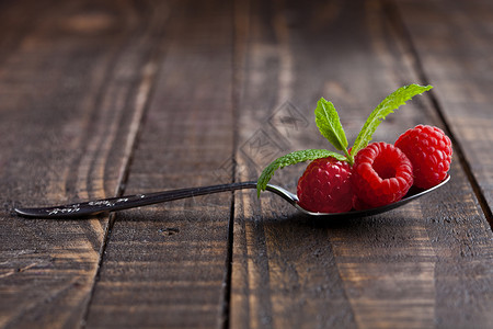 老勺子和小薄荷上的草莓天然健康食物生命摄影图片