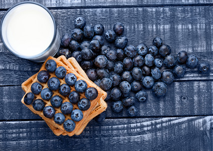 蓝莓和牛奶杯图片