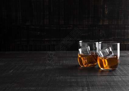 杯子威士忌木制背景的冰块图片