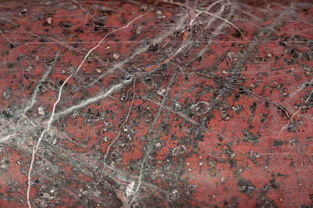 红色大理石瓷砖纹背景带裂缝图片