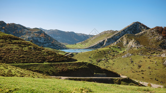 田园风景阳光明媚的一天山之间有湖泊的美丽风景山之间有湖泊的风景背景