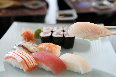 盘子上各类美味可口的寿司图片