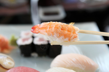 夹起一块虾仁寿司图片