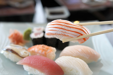 夹起一块生鱼寿司图片