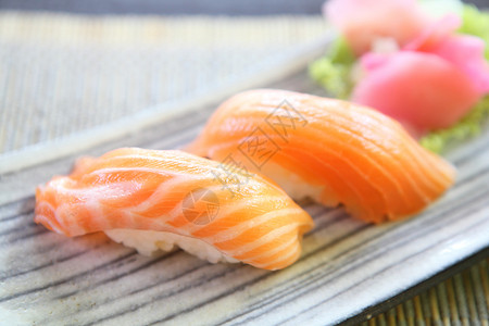 鲑鱼寿司小吃图片