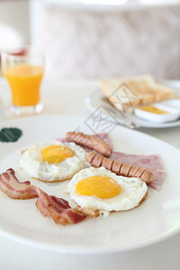 早餐加培根煎蛋和橙汁图片