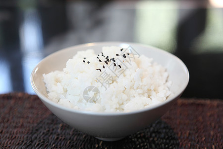 白米饭上有黑芝麻图片