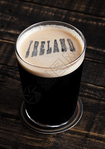 玻璃杯啤酒顶上木本印有异兰字母形状图片
