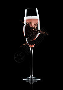 粉红色香槟碎玻璃黑色底有泡反光背景图片