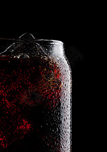 冷饮料一杯冷可乐苏打饮料黑色底有冰块大型露水滴背景