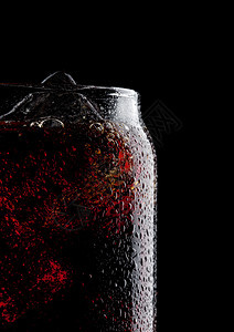 一杯冷可乐苏打饮料黑色底有冰块大型露水滴图片