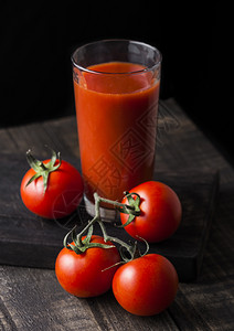 玻璃番茄汁木本上鲜生西红柿图片