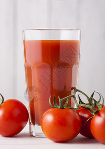 玻璃番茄汁木本上鲜生西红柿图片