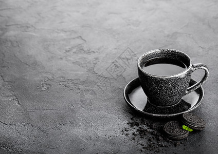 黑石餐桌背景的咖啡杯图片