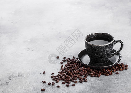 黑咖啡杯和咖啡豆图片