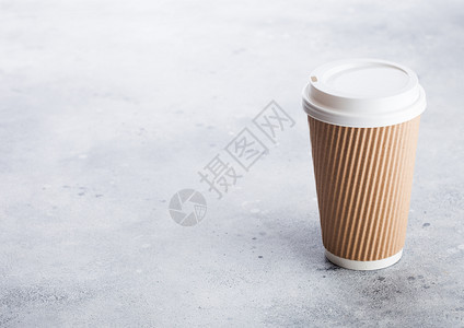 咖啡纸杯用来取走或咖啡用来装在石头厨房背景棕色文字空间上图片