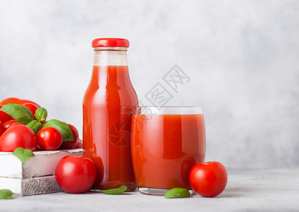 和一杯新鲜的有机番茄汁新鲜的生西红柿在盒子里厨房背景图片