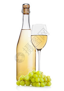 白底的葡萄玻璃和绿色葡萄含反光图片