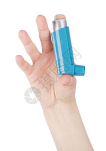 女手持蓝色哮喘吸入器用于缓解白底哮喘病发作图片