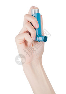 女手持蓝色哮喘吸入器用于缓解白底哮喘病发作背景图片