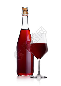 白底的自制红酒和玻璃瓶反光图片