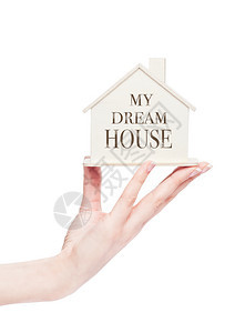 女手握木屋模型带有概念文字我的梦中之屋图片