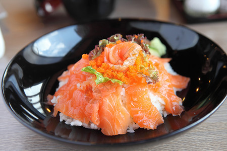 鲑鱼寿司和米饭图片