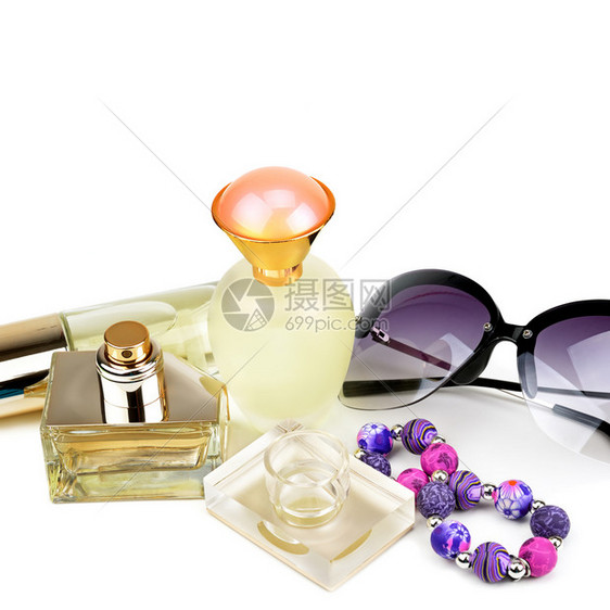 白色背景上的香水瓶太阳镜和手镯时髦的妇女附件免费文本空间图片