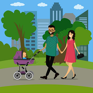 快乐的年轻家庭与婴儿车在公园行走图片