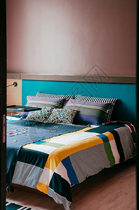 2014年6月日2014年bangko泰国现代卧室配有多彩的亚洲人床布枕头和白板图片