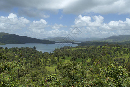 山地和河水风景山地和河水风图片