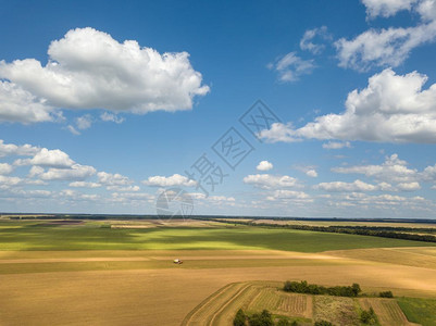 无人驾驶飞机在空中拍摄的田野景色图片