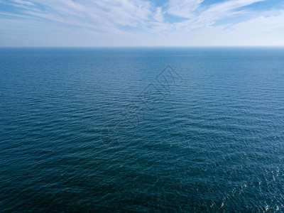 蓝色海平面和多云的蓝色天空海景中鸟类和从无人机中观测眼睛自然背景文本的位置无人机休止的蓝色海景全云层背中无尽的蓝色海景自然背复制图片