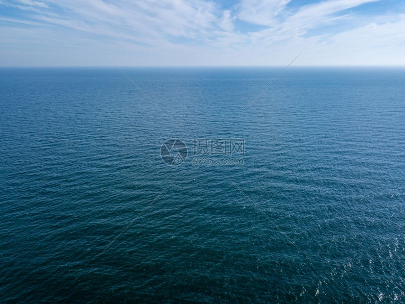 蓝色海平面和多云的蓝色天空海景中鸟类和从无人机中观测眼睛自然背景文本的位置无人机休止的蓝色海景全云层背中无尽的蓝色海景自然背复制图片