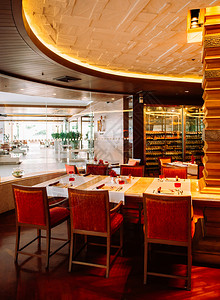 华住酒店2014年7月日华欣泰国亚裔奢侈型酒店餐厅配有彩色当代家具椅子桌和酒窖背景