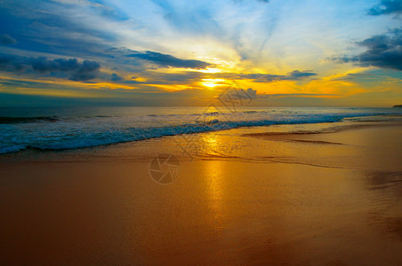 海滨和明亮的日出美丽背景图片