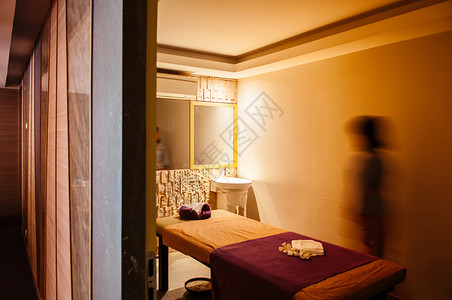 2014年6月日2014年华欣泰国健康与温泉概念暖气氛室泉床和运动中的女治疗师图片
