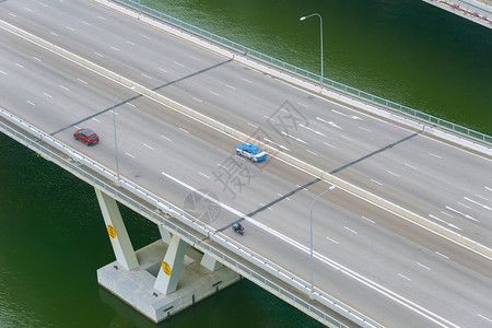 由现代桥高速公路驾驶的车顶夏纳波尔图片