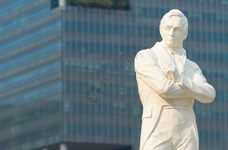 现代新加坡奠基人斯坦福德莱佛士爵士的白色大理石雕像特写图片