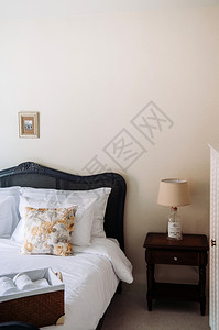 2014年月日201年华欣泰河古老的舒适酒店房间有床白灯枕头经典木制床侧桌古老的乡村家庭装饰图片