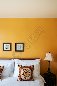 2014年月日201年huainTlnd古老的舒适酒店房间配有经典木制床灯枕头壁画架和黄色墙背景图片