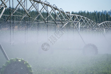 阳光明日的农田灌溉设备图片