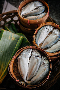 当地市场街头食品香蕉叶竹盘中新鲜食品原生鱼最佳镜头背景图片