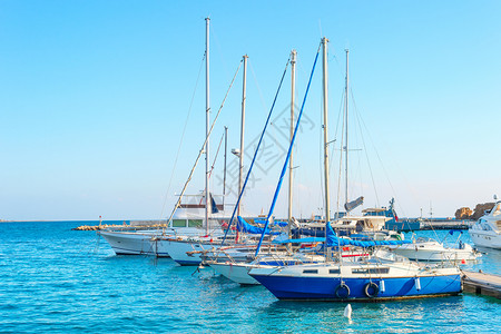 拉纳卡码头有游艇和帆船白天阳光明媚赛普勒斯图片