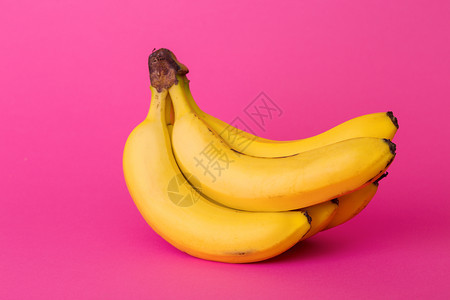 粉红背景的美味成熟香蕉图片