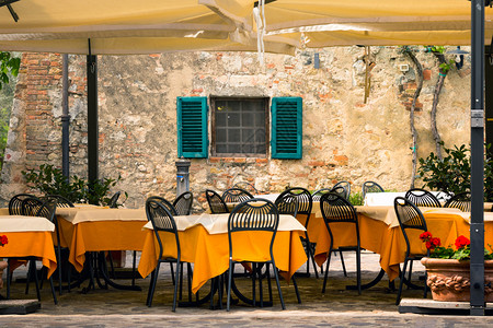 意大利街头咖啡厅的桌椅和子图片
