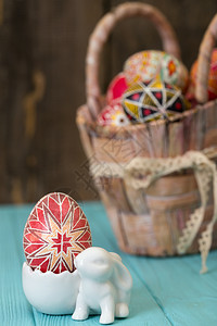 陶瓷兔子装饰和彩色鸡蛋图片