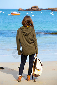 在海滨上走着的漂亮女孩普通的在海滨上走着图片