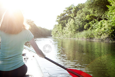夏季和活跃的体育动日落时女孩皮艇图片