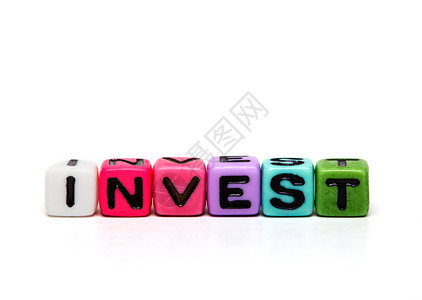 投资单词由带有字母的多色子玩具立方体制成图片